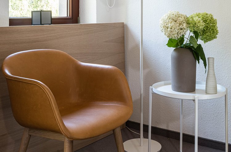 Oberberg Fachklinik Berlin Brandenburg Stuhl mit Tisch und Pflanze