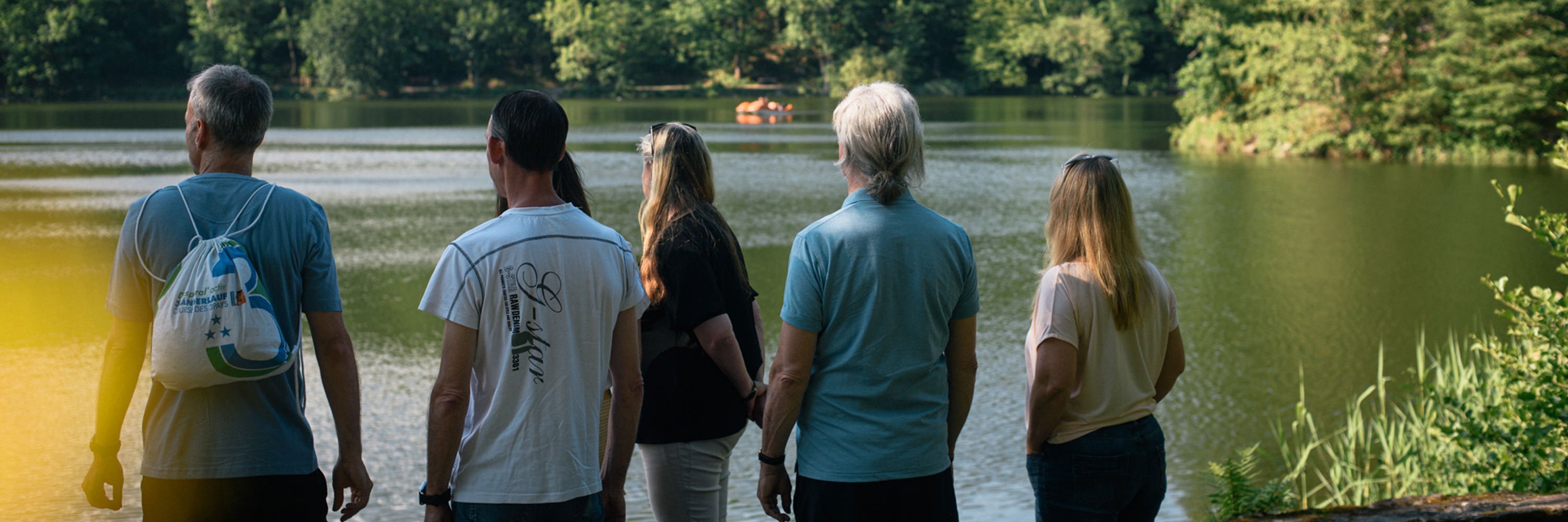 Intensives Therapiegespräch in der Gruppe an einem ruhig gelegenen See in der Nähe der Oberberg Fachklinik zur Behandlung Somatoformer Störungen