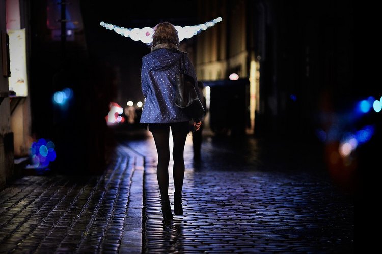 Artikel Angststörungen Frau alleine in dunkeler Straße