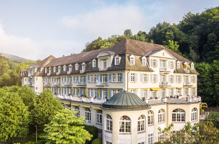 Oberberg Fachklinik Schlangenbad Außenansicht mit Wald im Hintergrund