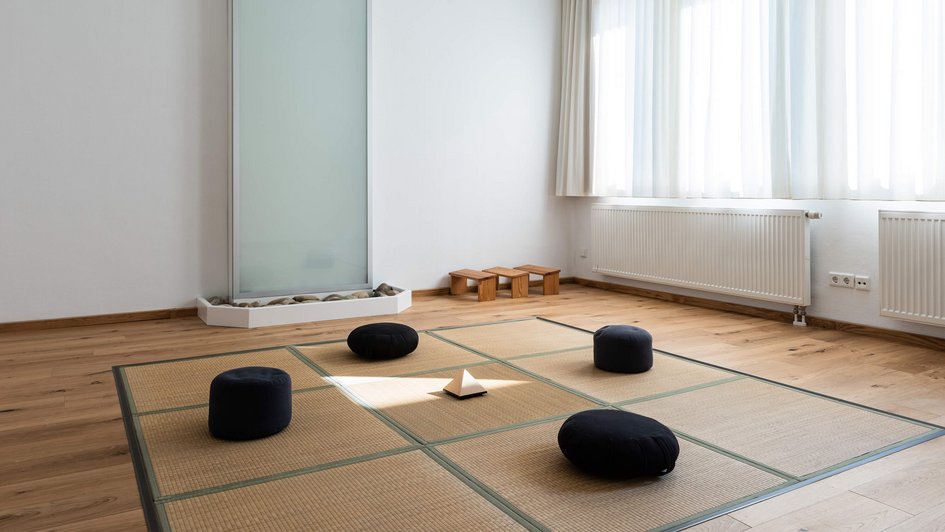 Ein Therapieraum der Oberberg Fachklinik Schwarzwald mit Sitzkissen