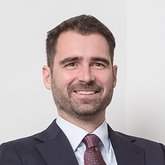 Portraitfoto Dr. med. Tobias Freyer – Ärztlicher Direktor und Chefarzt der Oberberg Parklinik Wiesbaden Schlangenbad