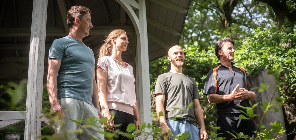Depressions-Patient liest Buch auf Balkon