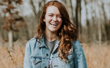 Artikel junge Erwachsene junge Frau im Wald