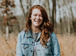 Artikel junge Erwachsene junge Frau im Wald