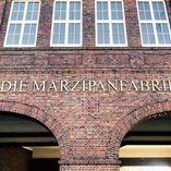 Backsteinfassade mit Schriftzug Marzipanfabrik