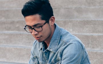 Artikel Psychotherapie junger Mann mit Brille