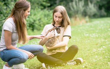Artikel Schematherapie: Zwei junge Frauen mit einem Hasen