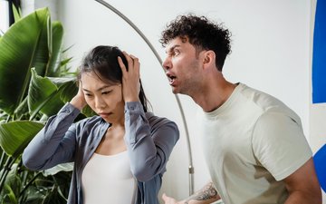 Mann schreit Frau an