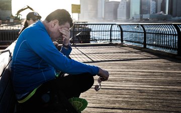 Artikel Midlife-Crisis Mann auf Bank