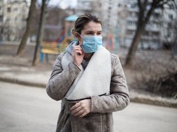 Artikel Entspannung Corona: Frau mit Maske