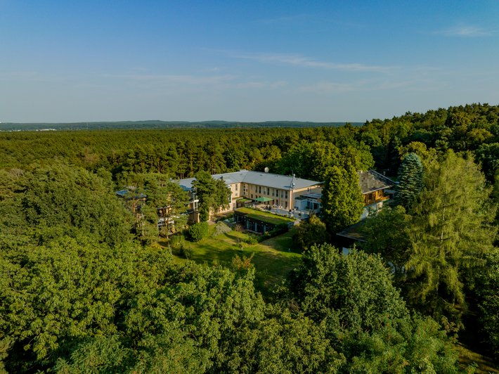 Weitblick auf die Fachklinik Potsdam umgeben von Wald