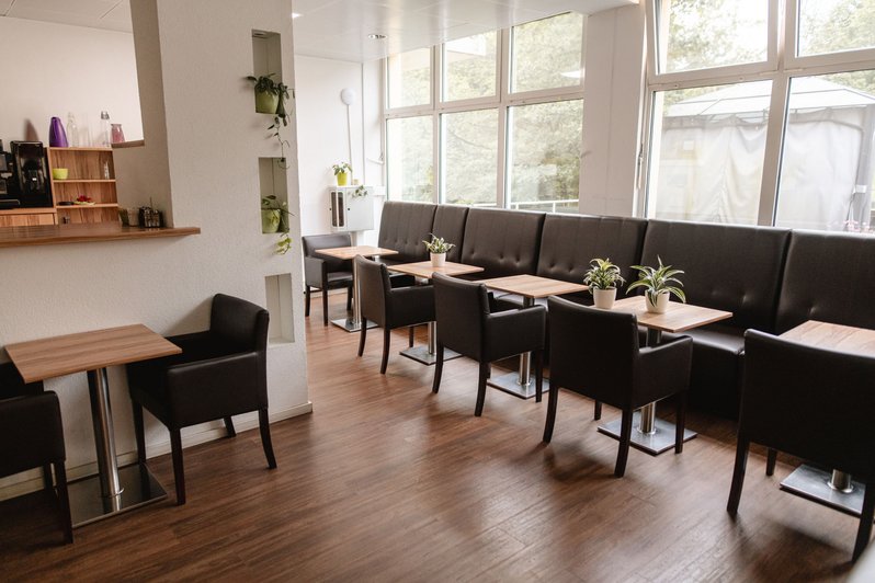 gemütliche Stühle und Bänke im Speißesaal