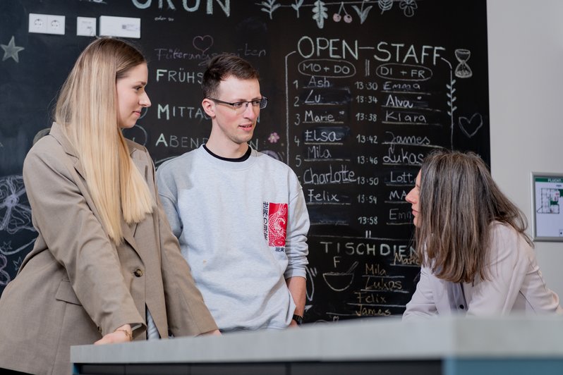 3 Personen unterhalten sich