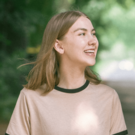 Lächelnde Frau in rosa Oberteil